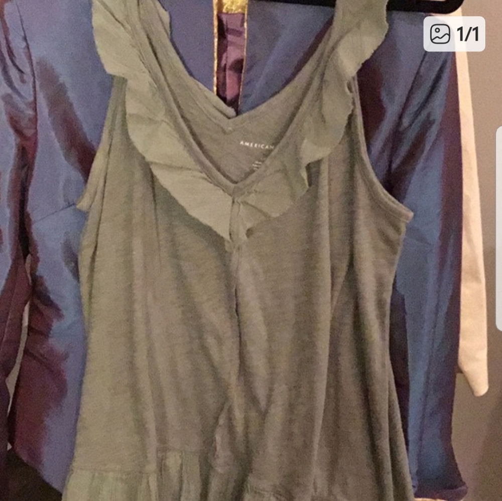 🍁🌺🌹American Eagle ruffled flowy v neck tank top